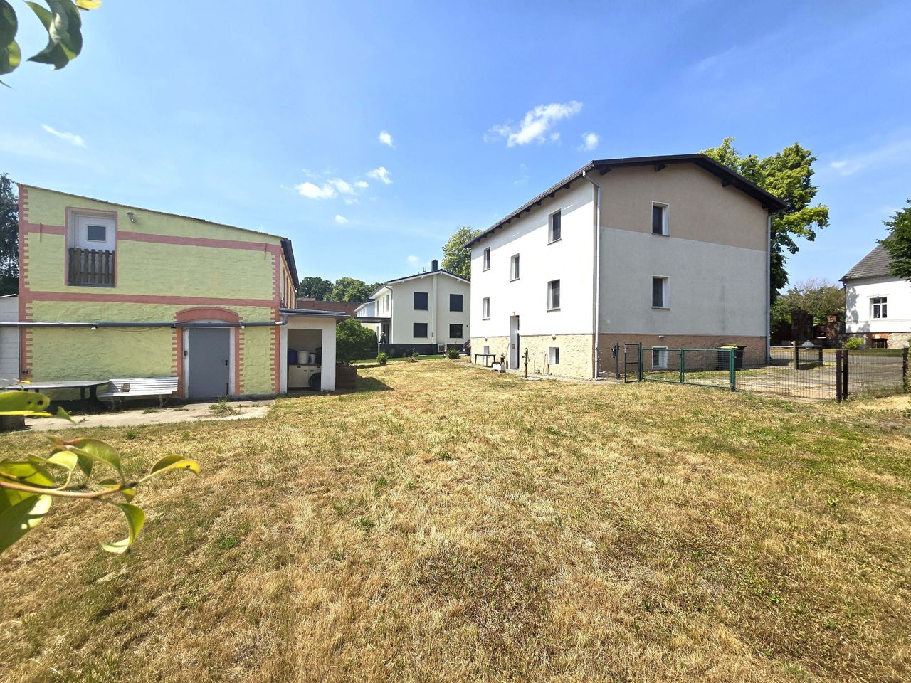 Mehrfamilienhaus mit Remise